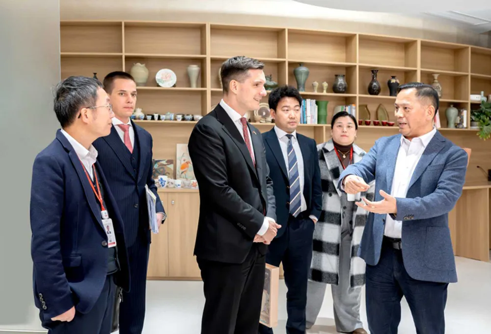 H.E. Herr Máté Pesti, Ausser ordentlicher und bevoll mächtig ter Botschafter Ungarns in der Volks republik China, Visits Cubic Sensor and Instrument CO., Ltd.